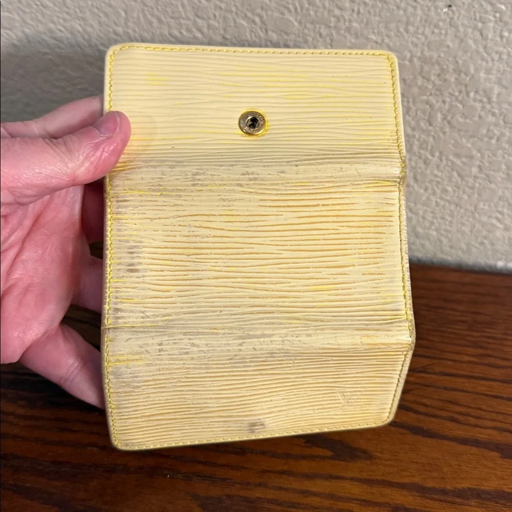 Louis Vuitton Authentic Key case holder cream epi CA0099